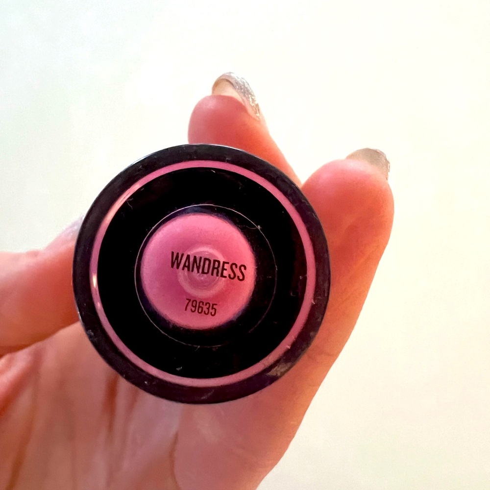Very gently used lightly whipped lip gloss by Buxom! Colour doesn’t suit me
